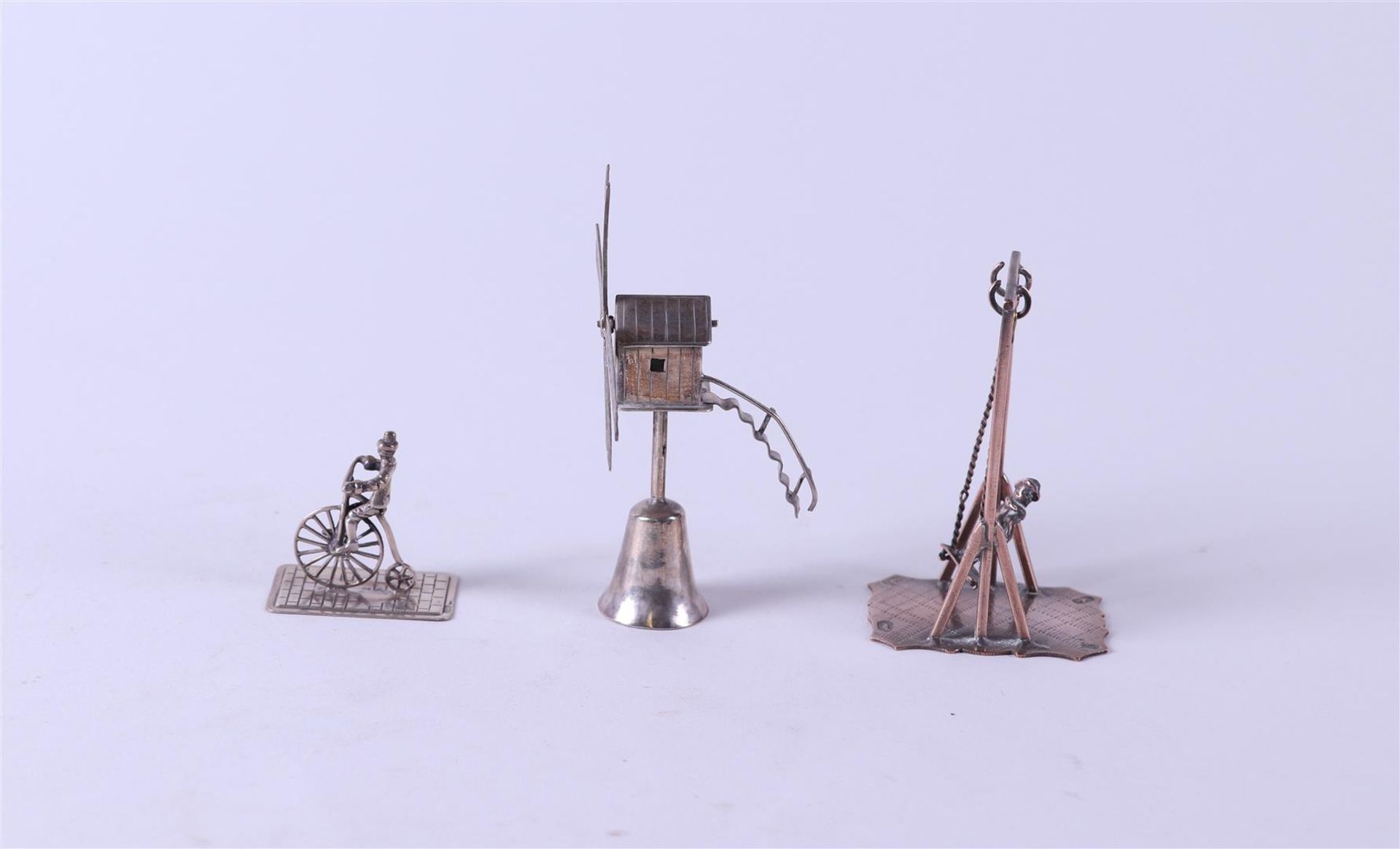 A lot comprising (3) silver miniatures, including a windmill, a cyclist, and a rocker. 76 gr. - Bild 2 aus 3