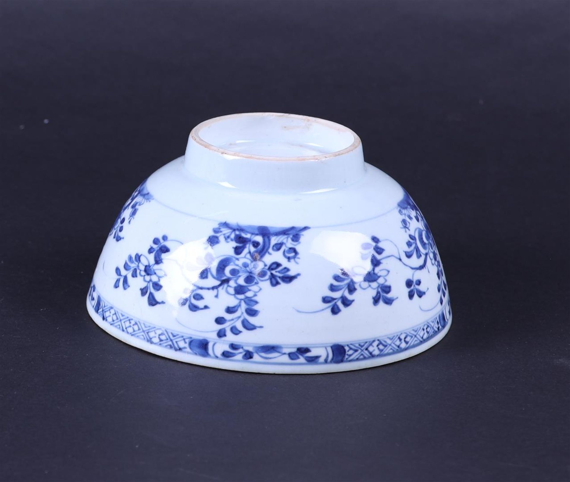 A porcelain bowl with floral decor. China, 18th century. - Bild 2 aus 2