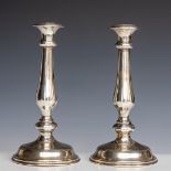 A lot consisting of (2) silver candlesticks, Sterling, 520 grams.