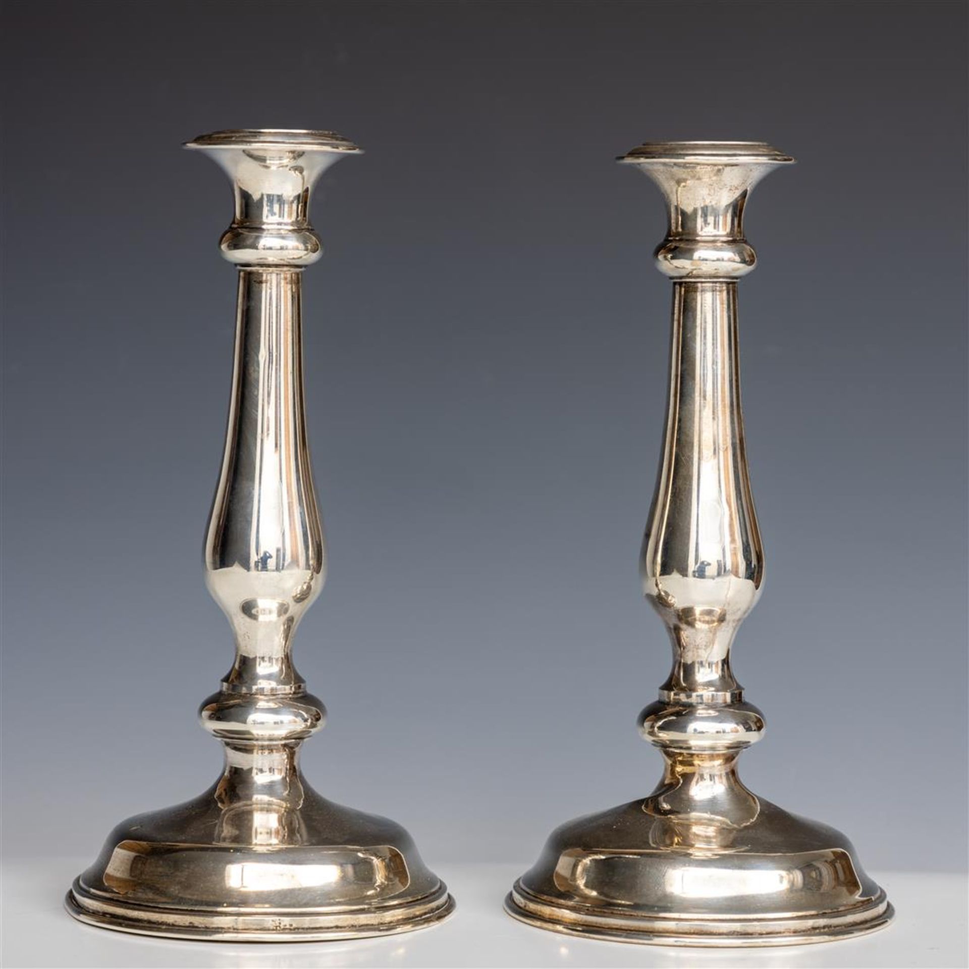 A lot consisting of (2) silver candlesticks, Sterling, 520 grams.
