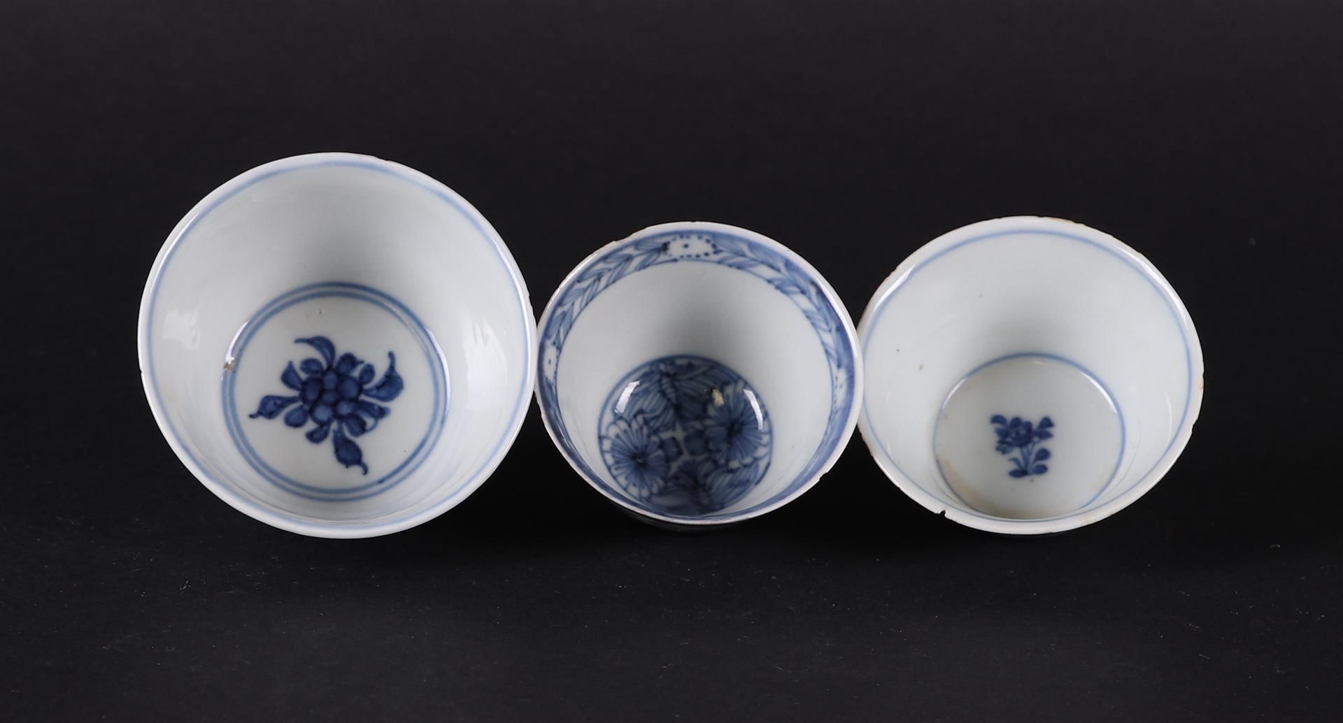 Three various porcelain bowls, all with floral decor. China, Yongzheng/Qianlong. - Bild 2 aus 3