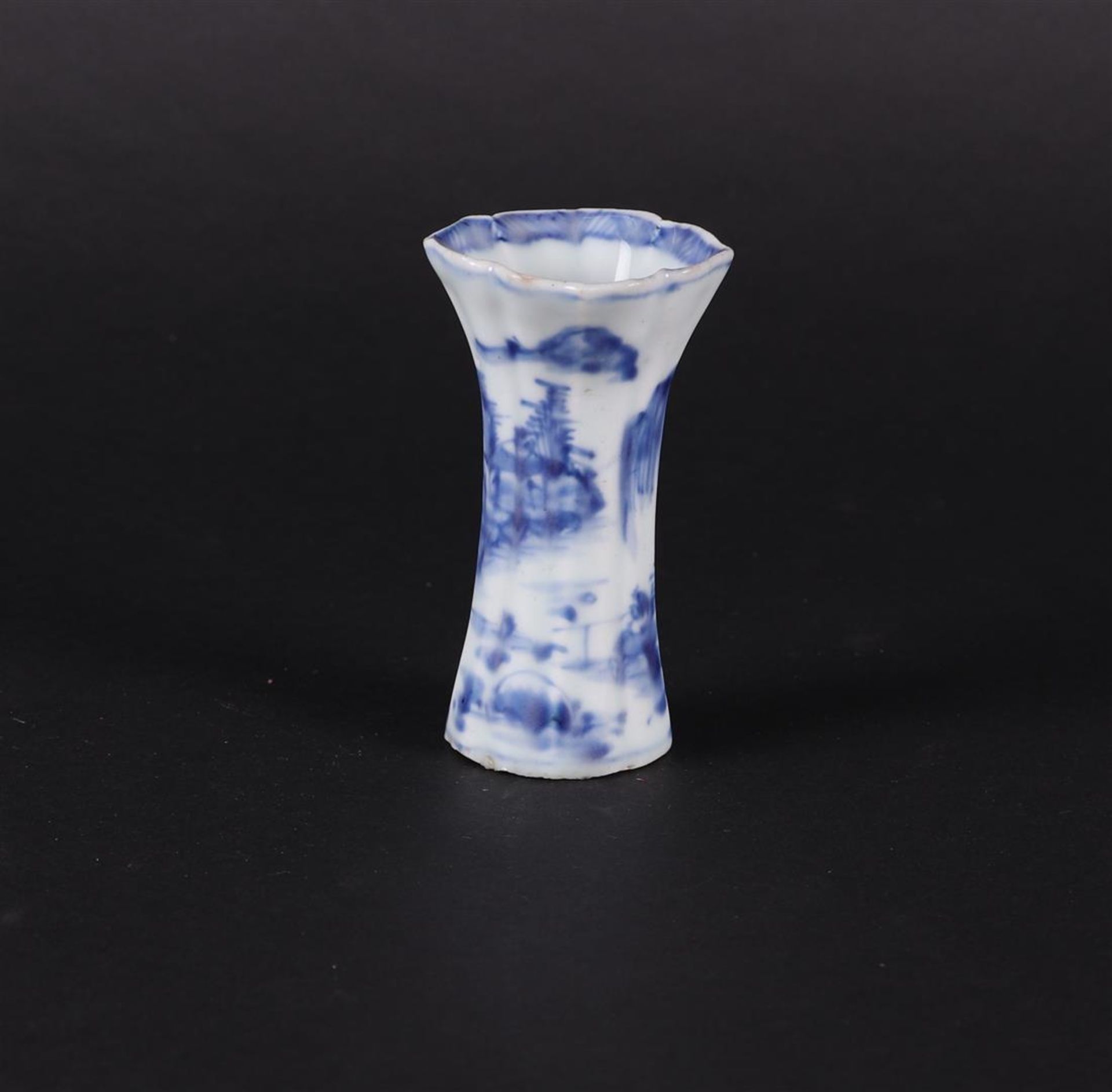 A contoured porcelain vase with a decoration of a fisherman in a landscape. China  - Bild 2 aus 4