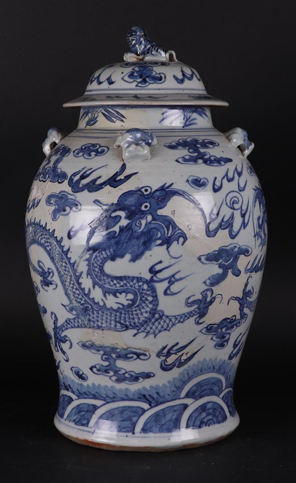 A large porcelain lidded vase decorated with dragons. China, 19th century.
