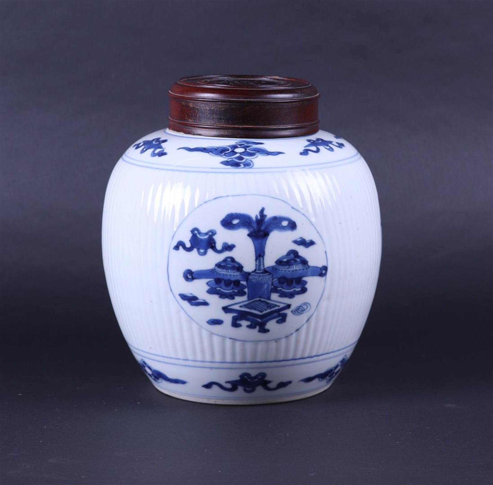 A large ribbed porcelain ginger jar decorated with various antiques and a wooden lid. China, Kanxi. - Bild 5 aus 7