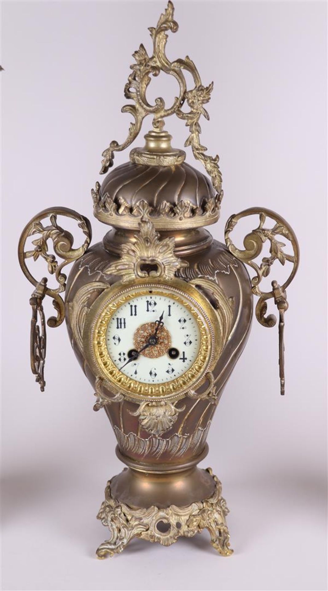 A French Garniture de Chéminé or clock set, consisting of a mantel clock and two candlesticks. - Bild 2 aus 5