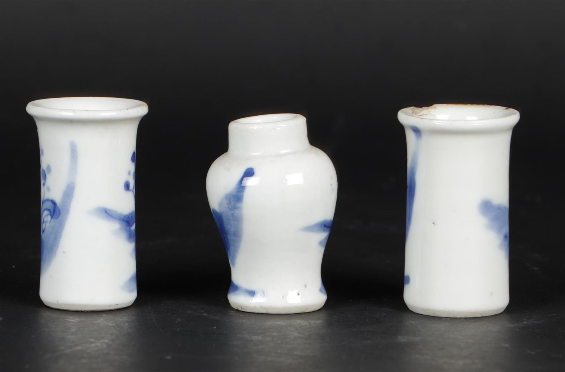 A porcelain miniature  cupboard set vases  decorated with fools. China, 19th century. - Bild 2 aus 3