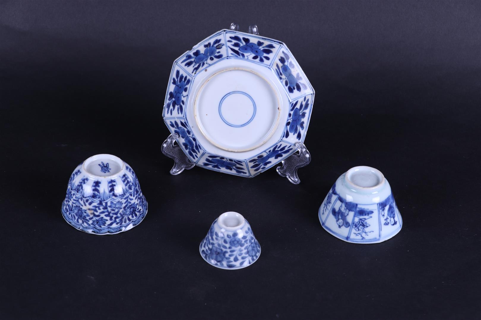 A small collection with  porcelain, a saucer, (3) various bowls, floral, long Elizas, - Image 3 of 3