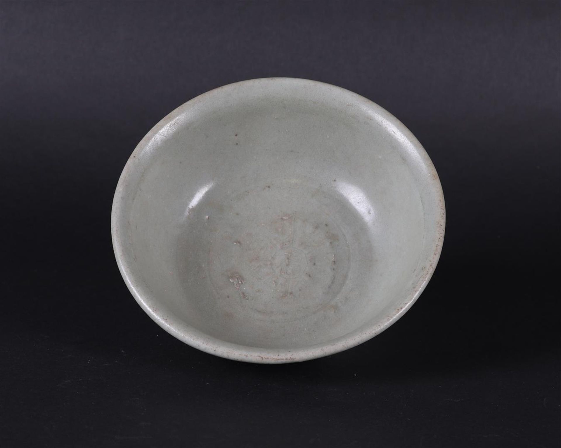 An unprocessed green/grey Celadon bowl. China Early Ming, period. - Bild 2 aus 3