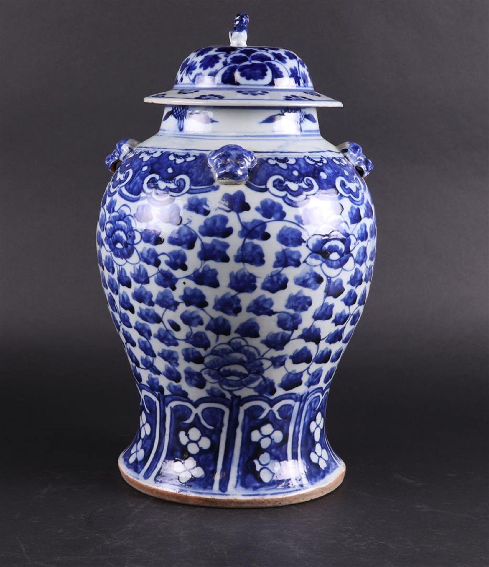 A large porcelain lidded vase. China, 19th century. - Bild 5 aus 6