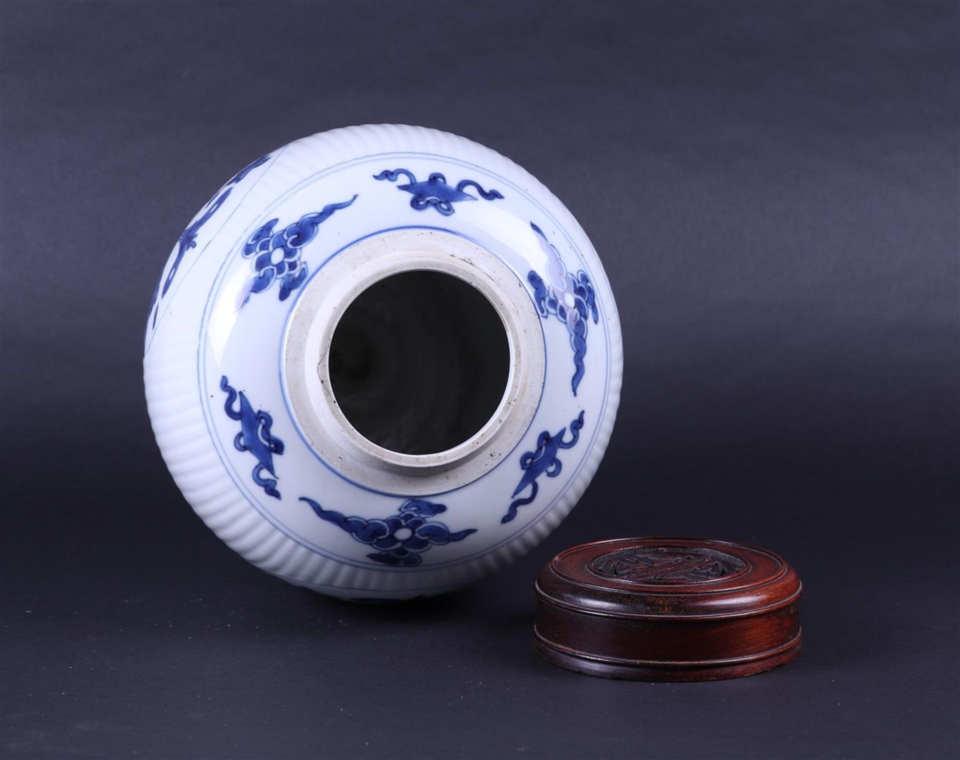 A large ribbed porcelain ginger jar decorated with various antiques and a wooden lid. China, Kanxi. - Image 6 of 7