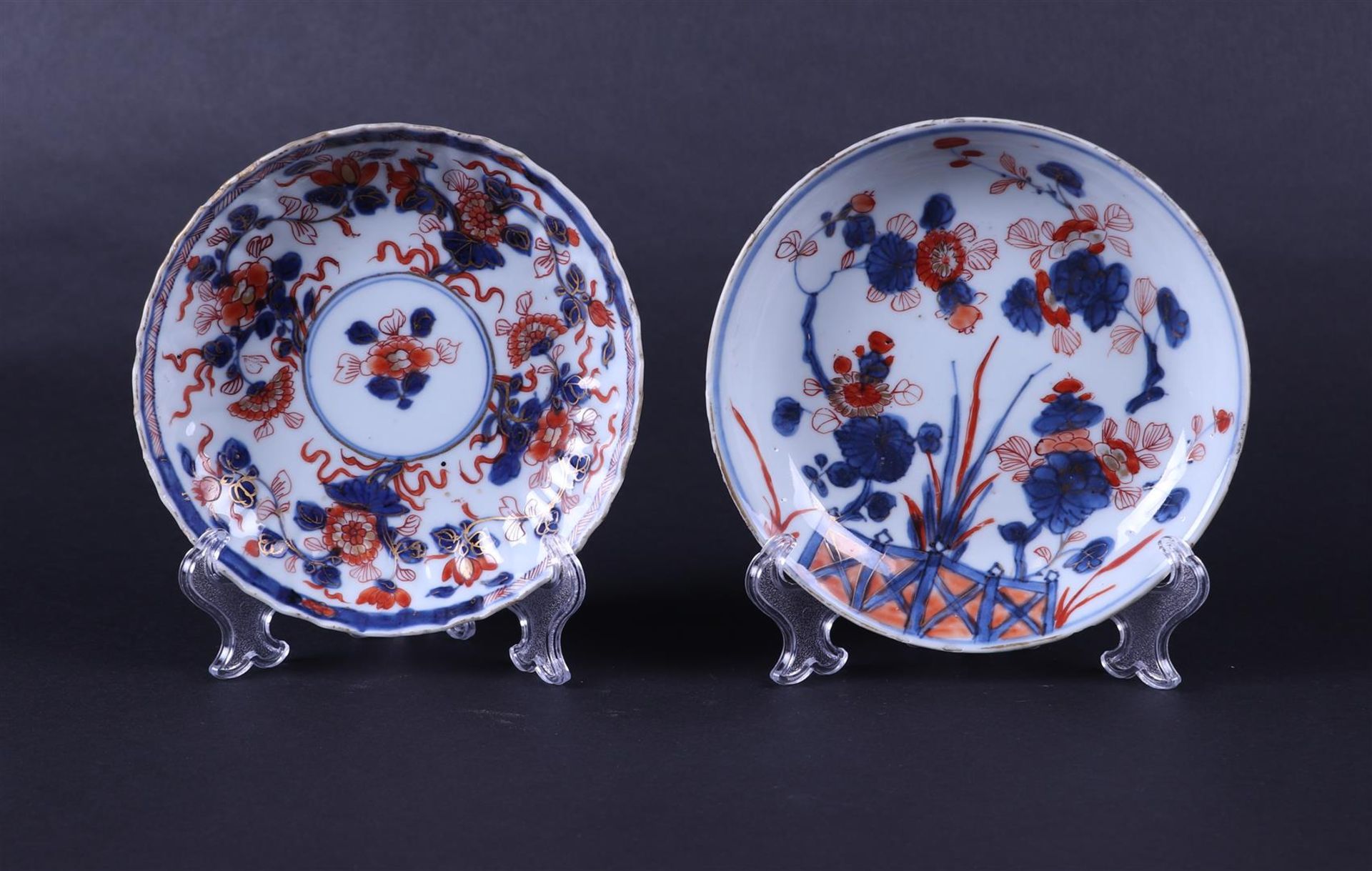 A lot of two porcelain Imari plates with floral decor. China, 18th century.