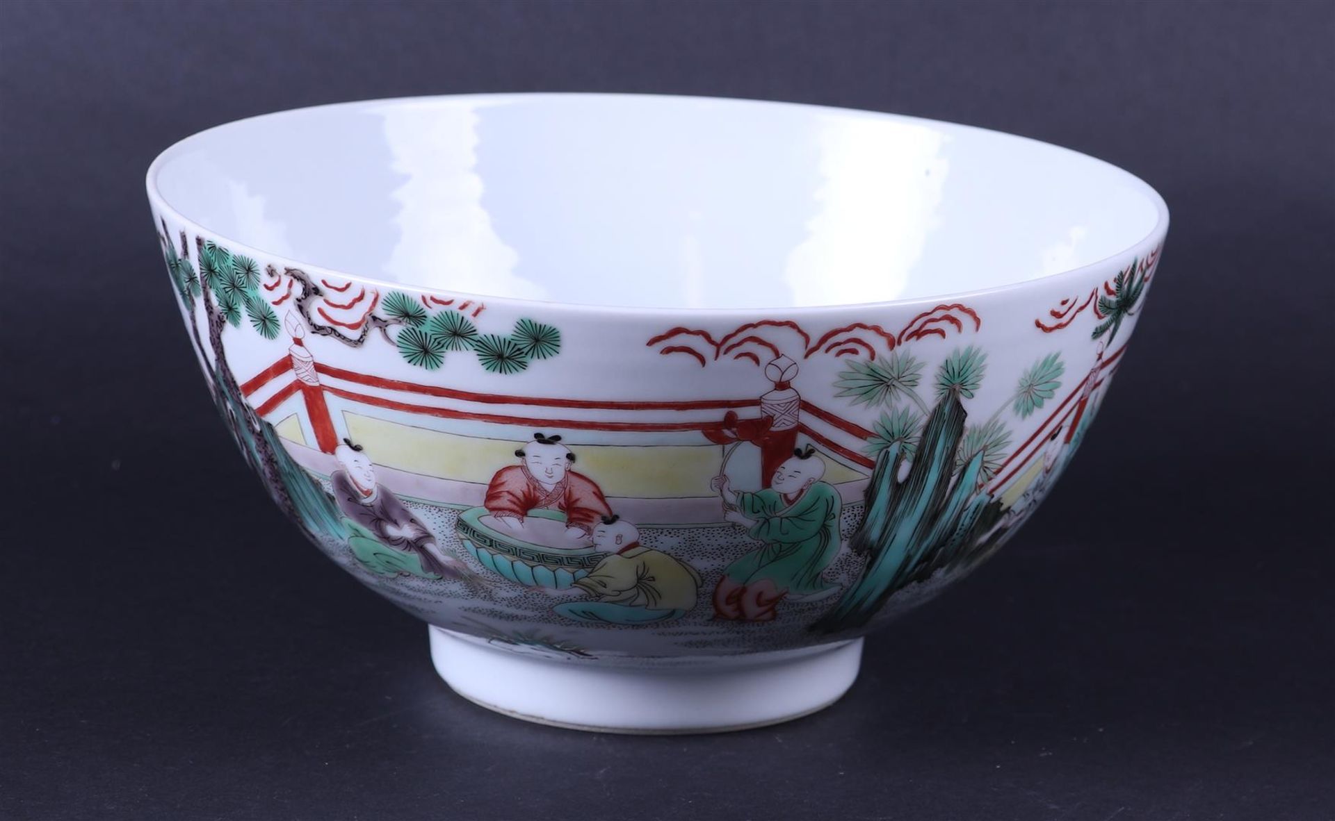 A porcelain Famile Verte bowl decorated with various figures. China, early 20th century. - Bild 4 aus 6