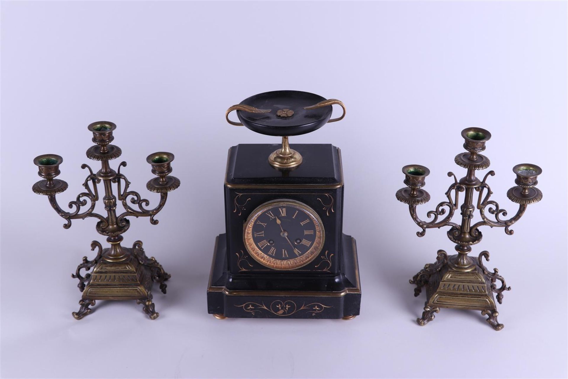 A black marble mantel clock with two brass three-armed candlesticks. Circa 1900. - Bild 3 aus 5