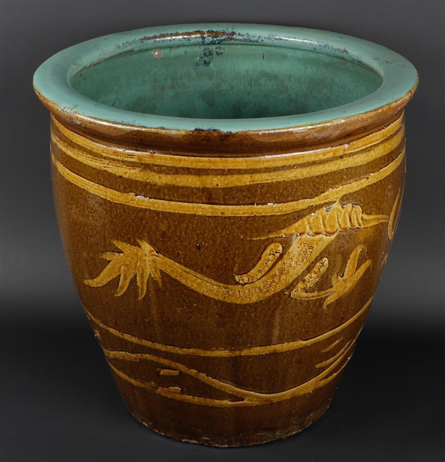 An earthenware cache pot decorated with dragons. China, 1st half 20th century. - Bild 2 aus 3