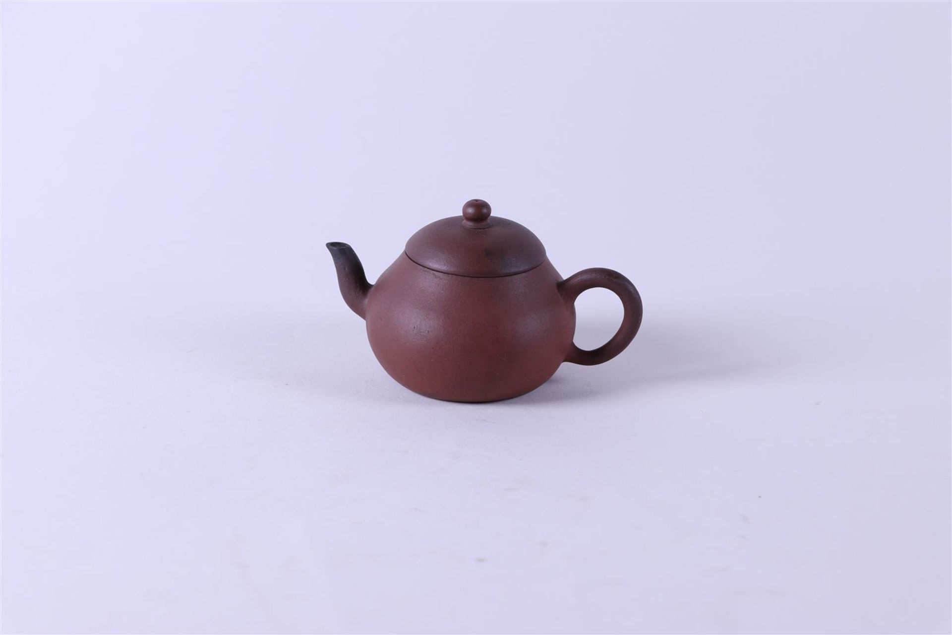 A Yixing teapot, marked on the bottom. China, 19th century. - Image 3 of 5