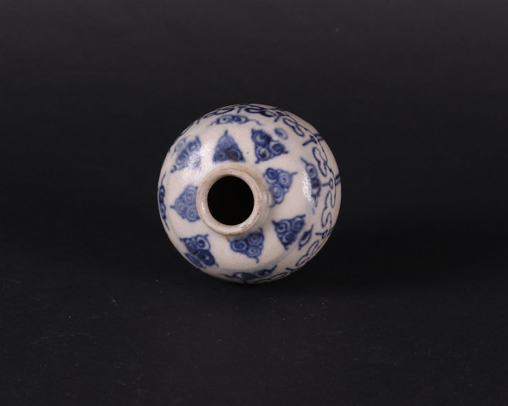 A stoneware small model cream jar with underglaze blue cloud decoration. China, 17th/18th century. - Image 3 of 4