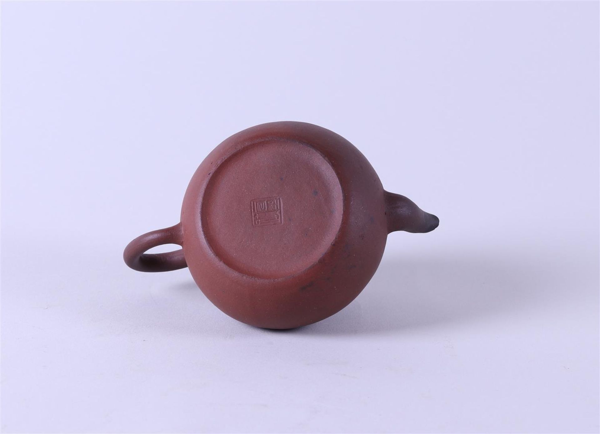 A Yixing teapot, marked on the bottom. China, 19th century. - Image 5 of 5