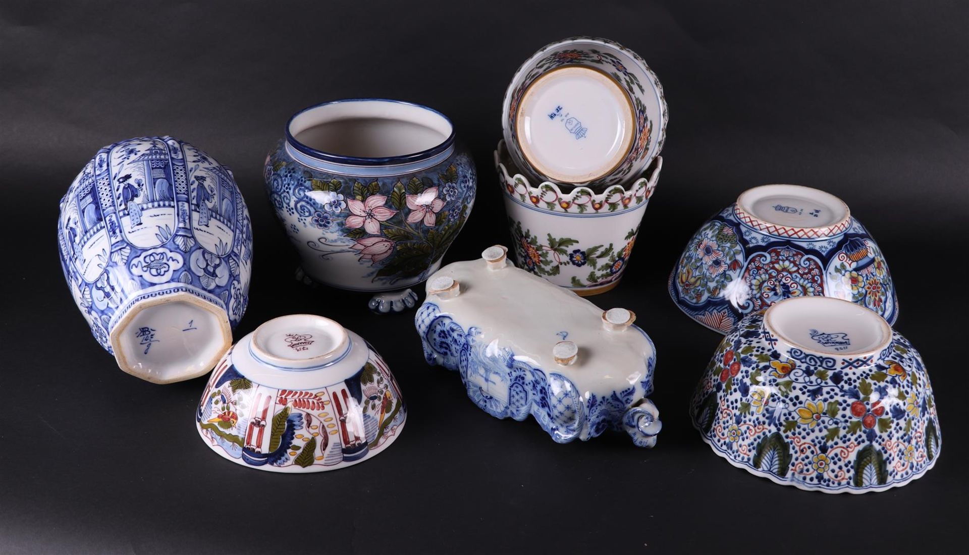 A lot with various polychrome painted pottery, including a tulip vase and a teapot with a tealight  - Bild 2 aus 2