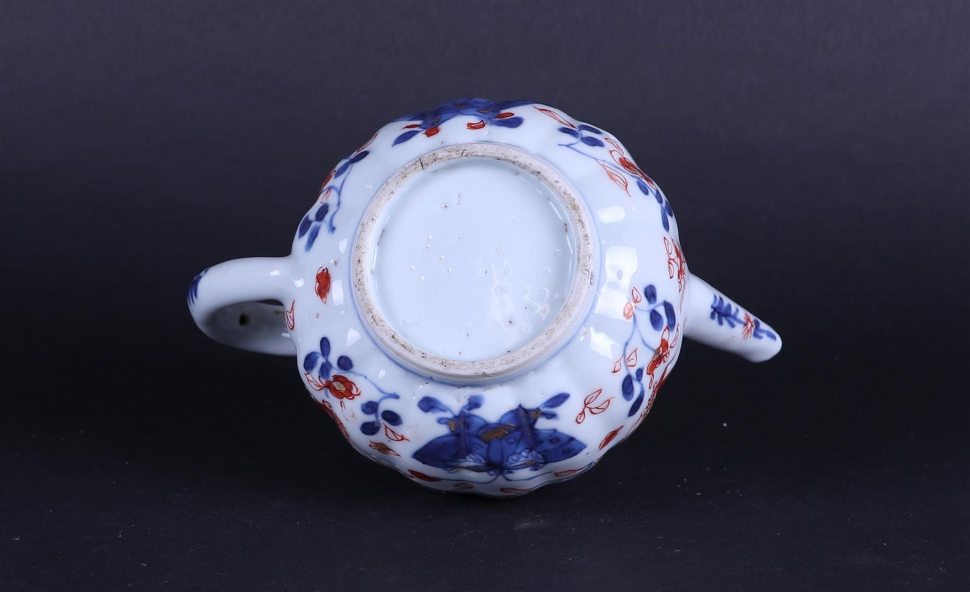 A porcelain ribbed Imari teapot. China, .  - Bild 3 aus 3