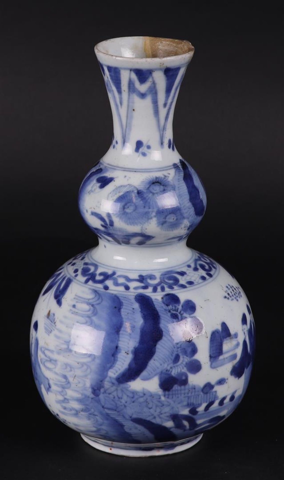 A porcelain knob vase with decoration of various figures in a landscape. China, transitionperiod. - Bild 3 aus 5