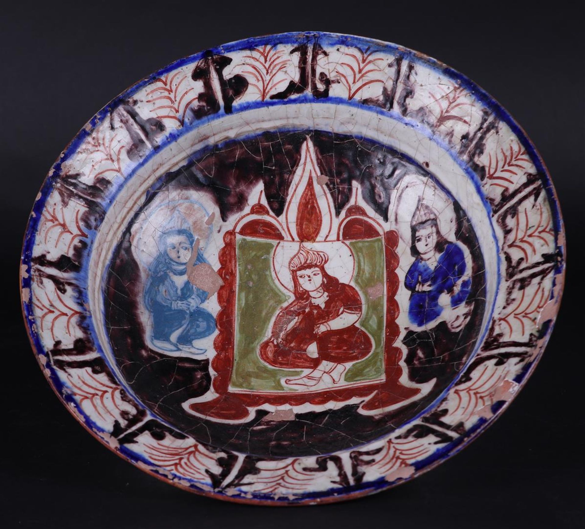 An earthenware Nishapur bowl with floral decor and decorated in the center with a figure.  - Bild 3 aus 3