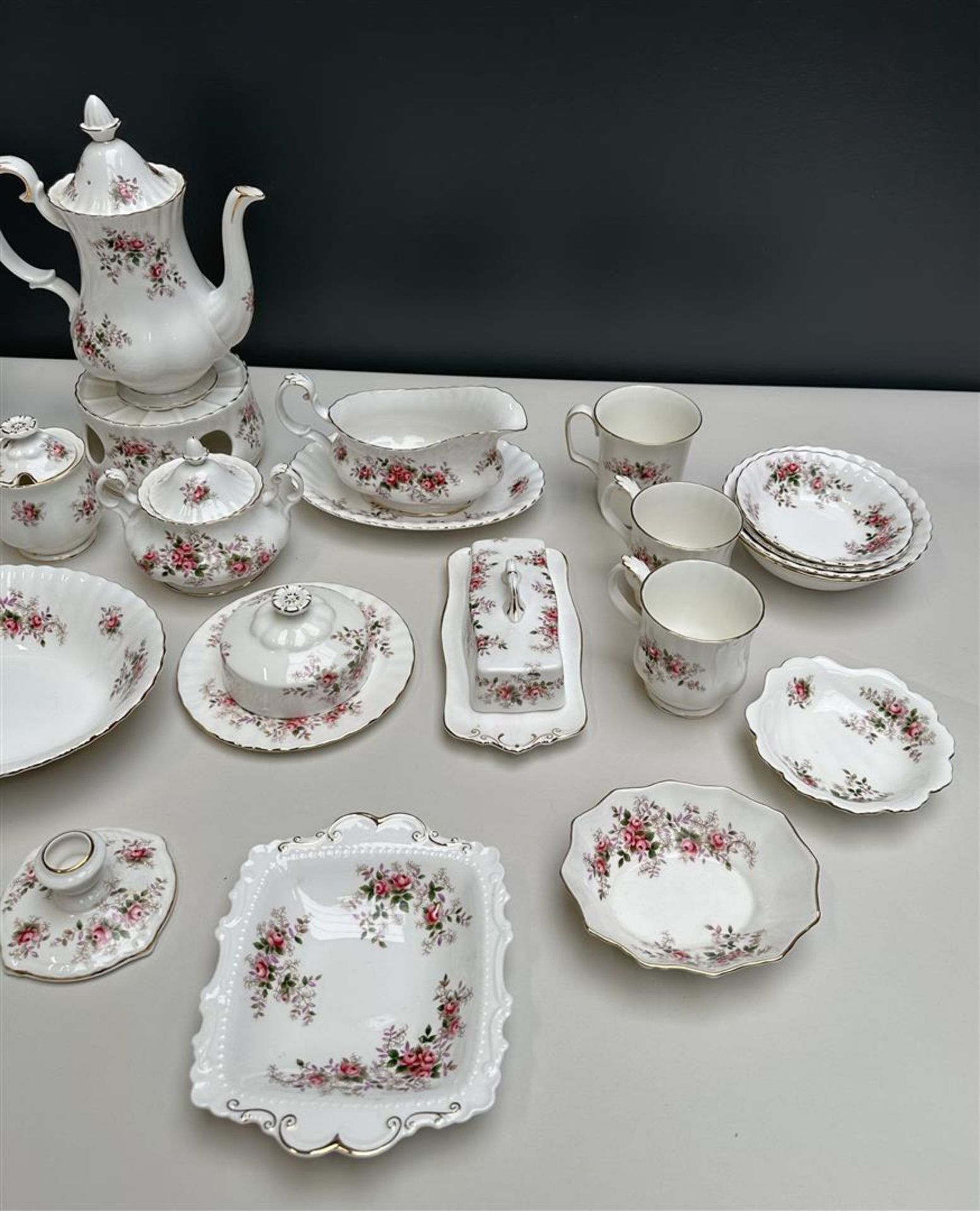 A 29-piece Royal Albert Lavender Rose Bone China service part, - Bild 4 aus 5