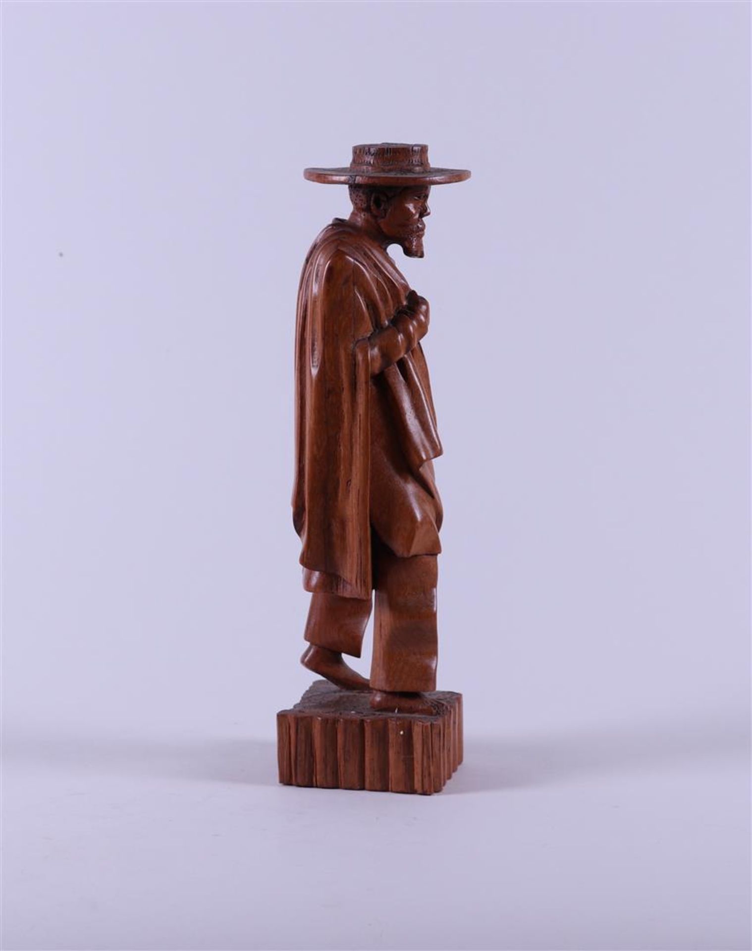 A Madegascar carving depicting a walking man with hat and stick, 20th century. . - Bild 4 aus 4