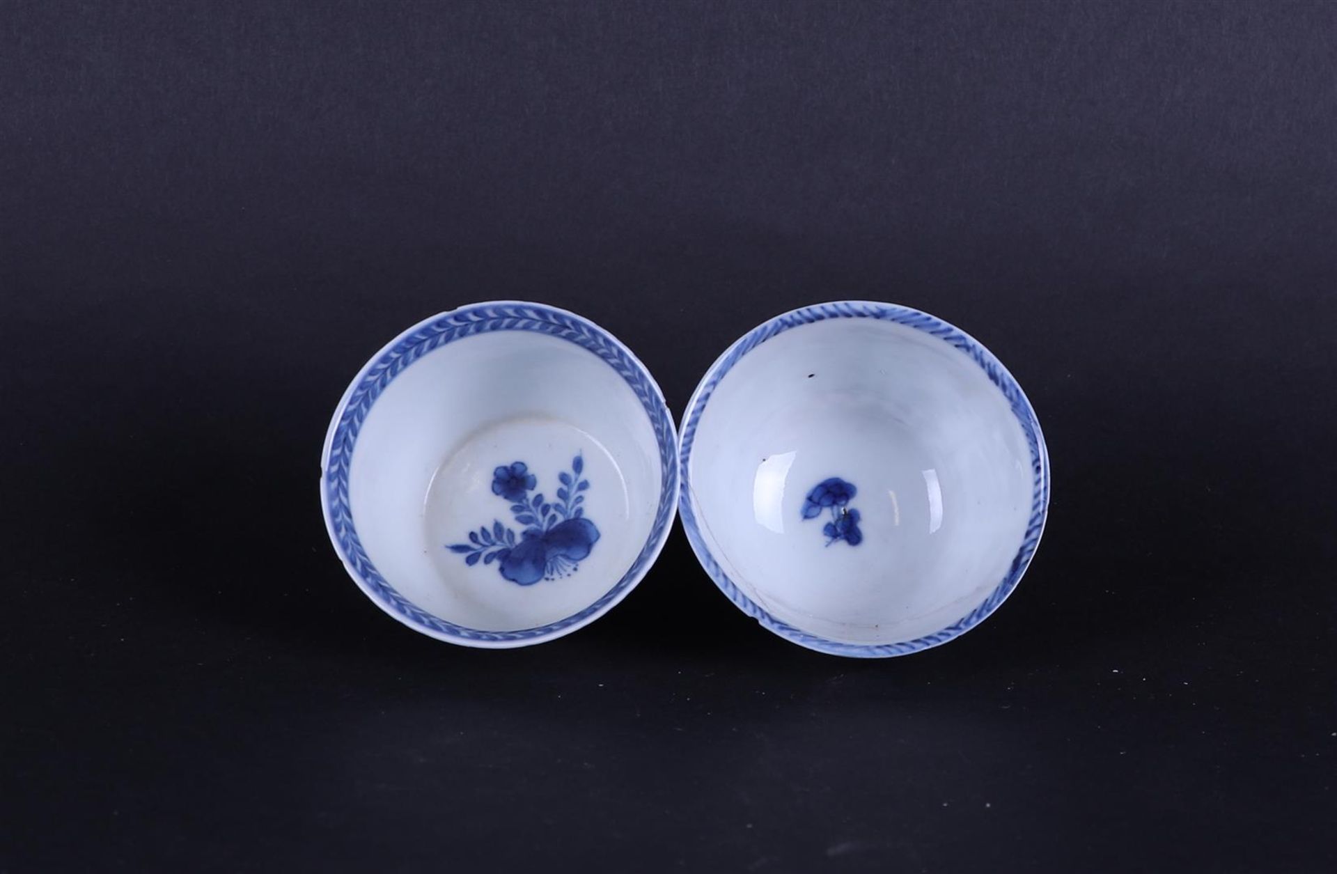 Two different porcelain bowls, one with a pavilion decor, the other with flower beds. China,  - Bild 2 aus 3