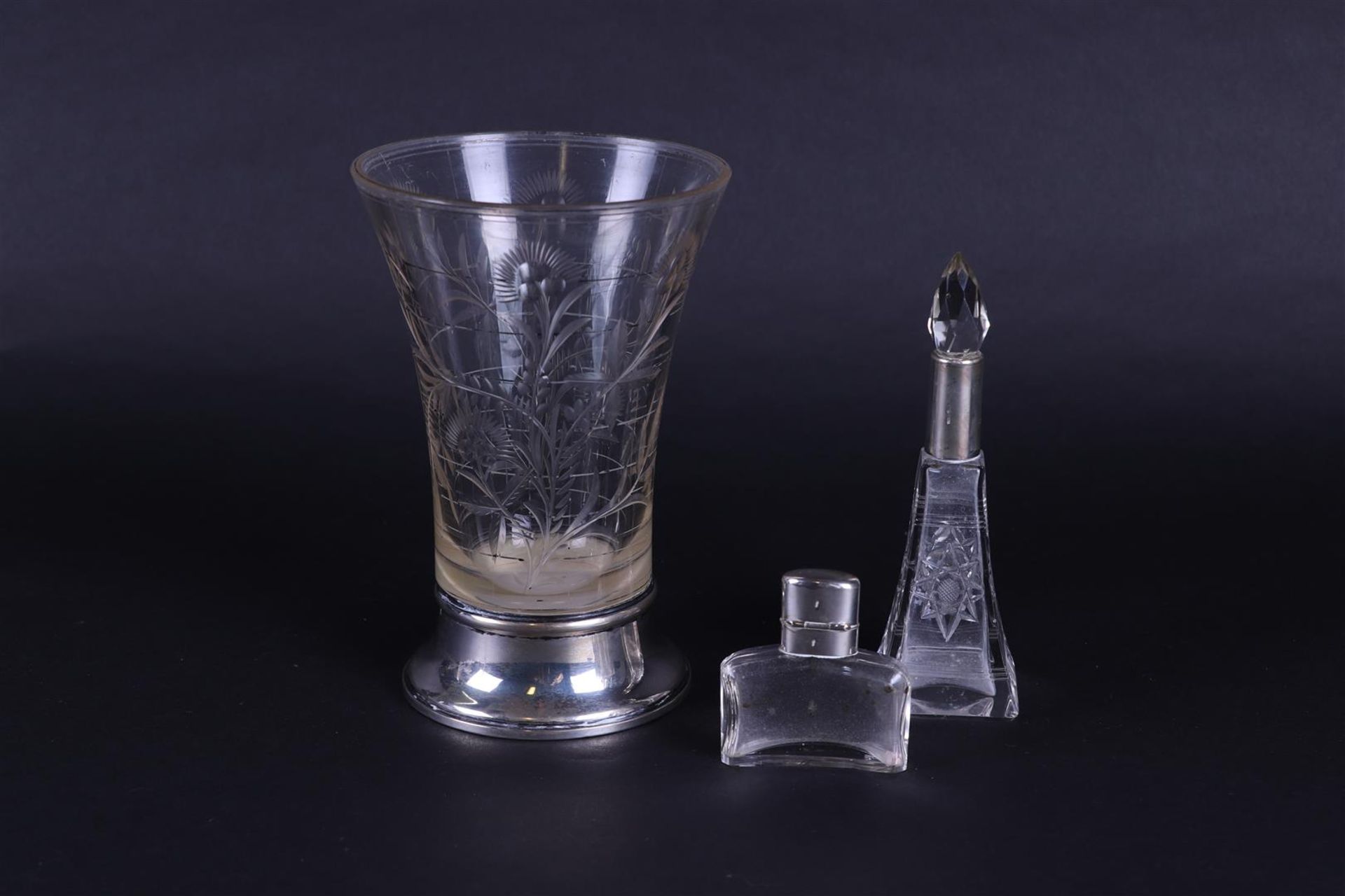 A lot consisting of 3 glass objects with silver frames, including a perfume bottle. - Bild 2 aus 3