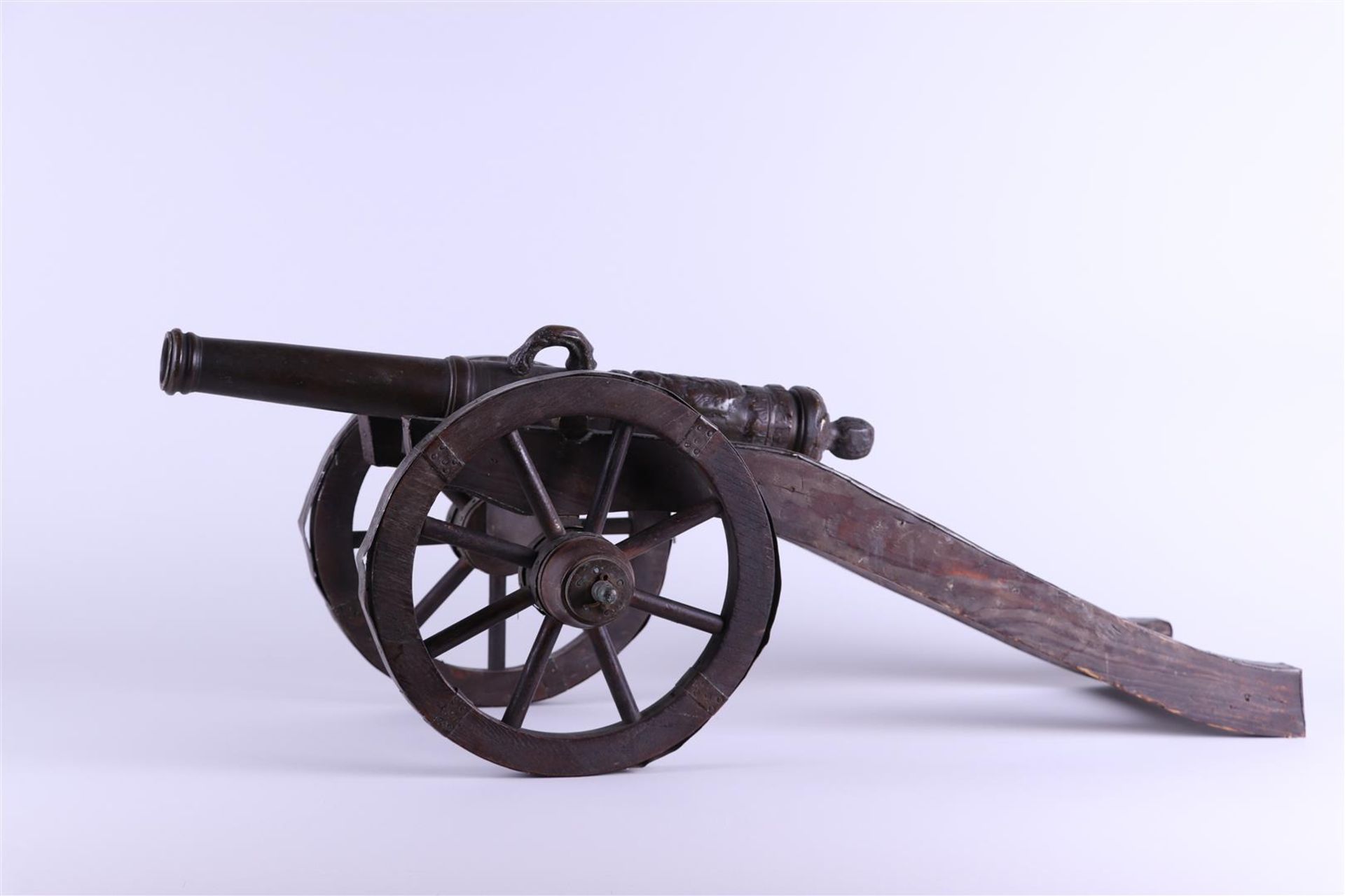 A bronze field gun on a wooden carriage. Tabletop model. The barrel dated 1630. ca. 1890.   - Image 3 of 5