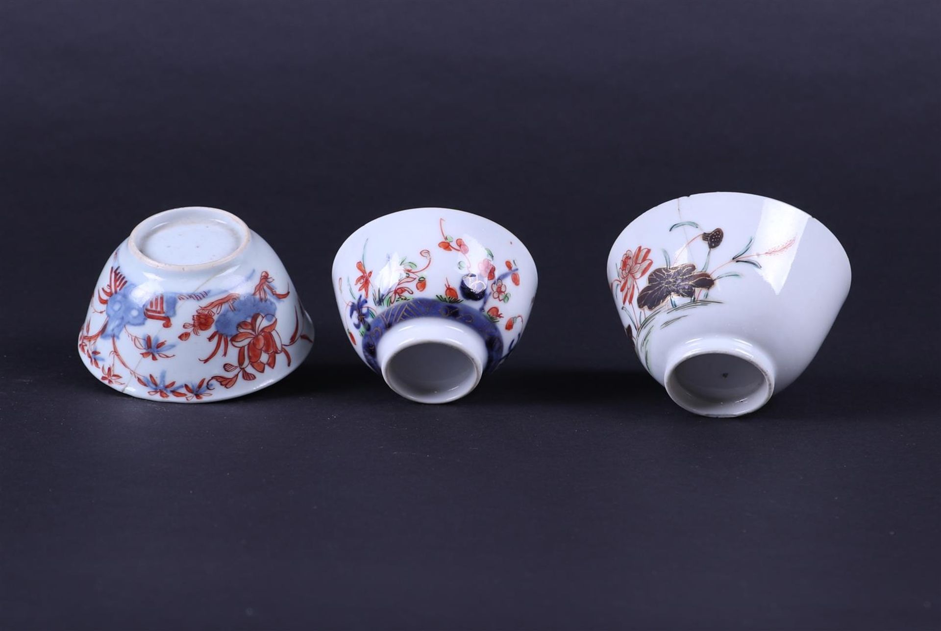 A lot  with three porcelain Famile Rose and Imari bowls. China, 18th century. - Bild 4 aus 4