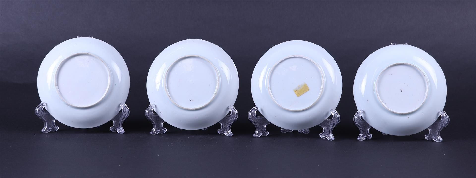 A set of four porcelain plates decorated with a folding screen. China, Kangxi. - Bild 2 aus 2