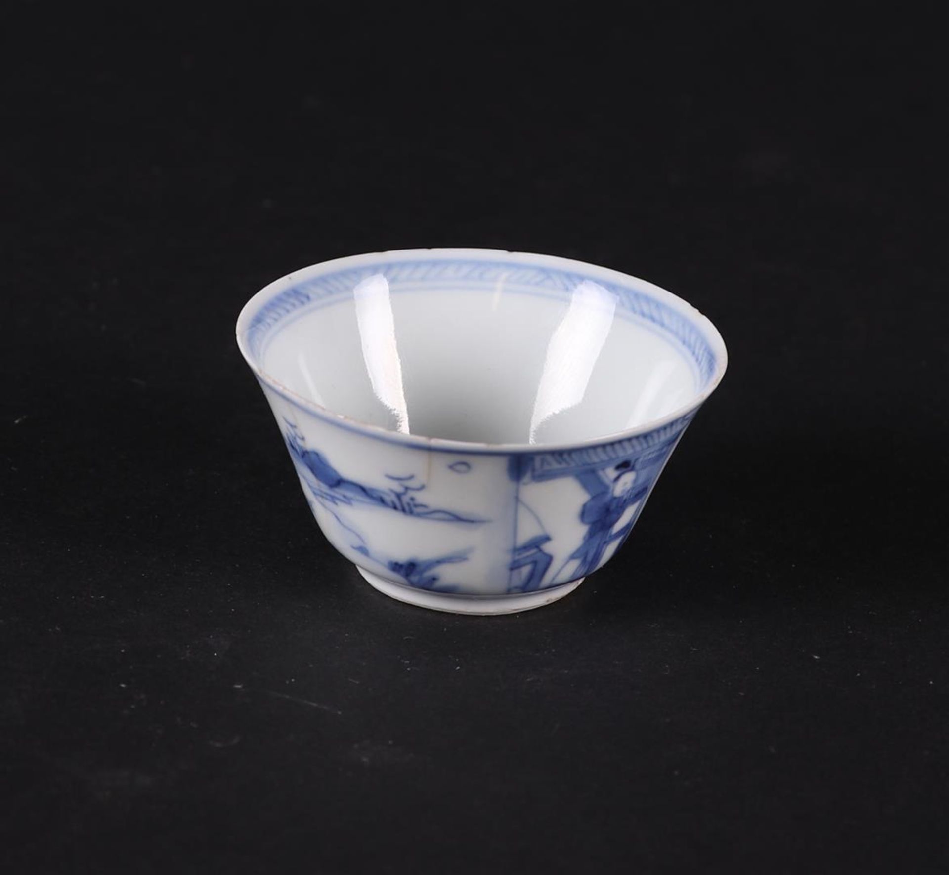 A porcelain bowl with a hunting scene in a landscape decor. China Kangxi/Yongzheng.