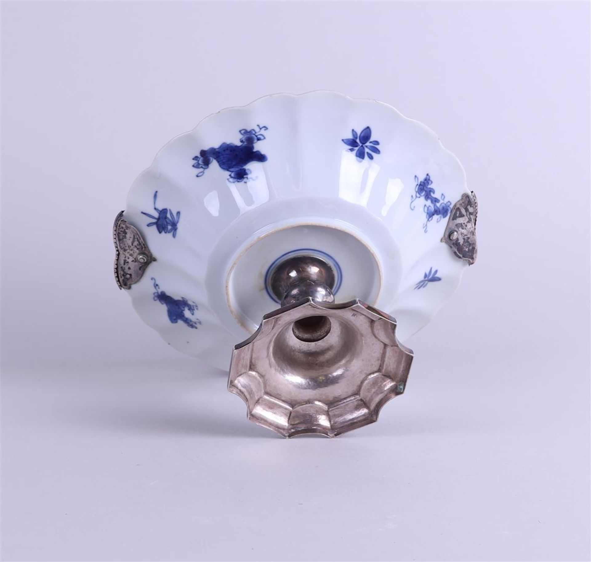 A lobed porcelain dish decorated with fish, on a 19th century silver foot and ditto handle.  - Bild 3 aus 4