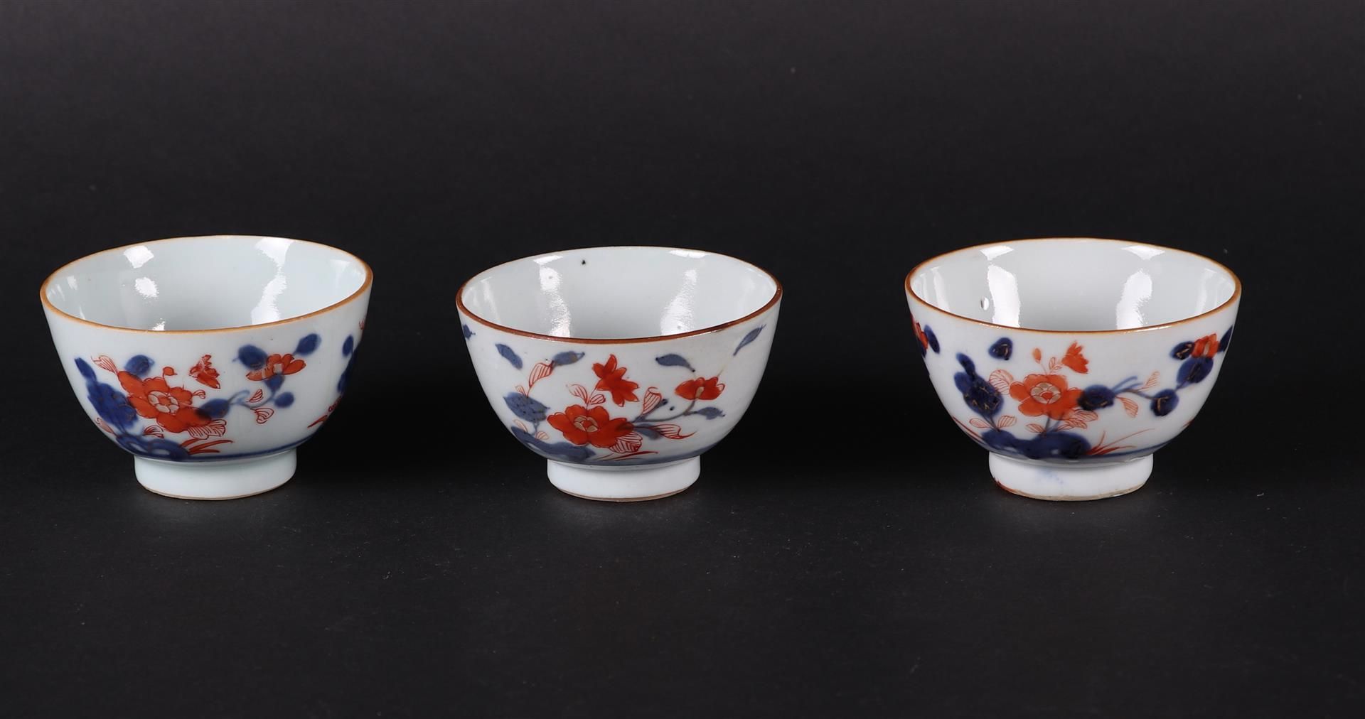 Three porcelain Imari bowls with floral decor. China Qianlong.