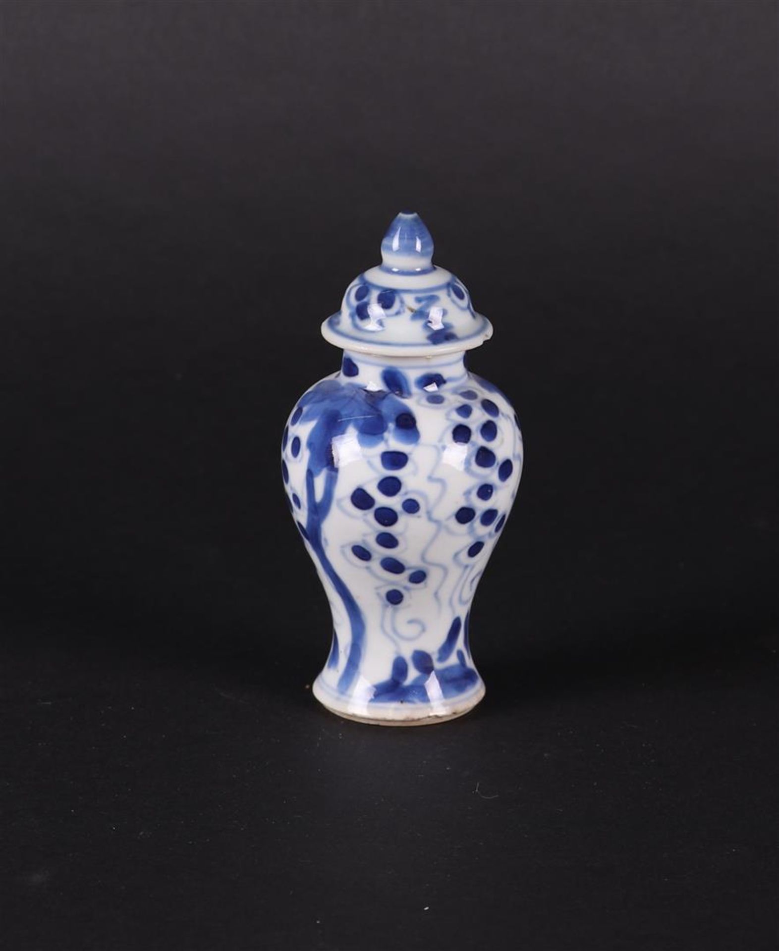 A porcelain lidded vase with floral decoration  and grapes in between. China, Qianlong. - Bild 2 aus 4