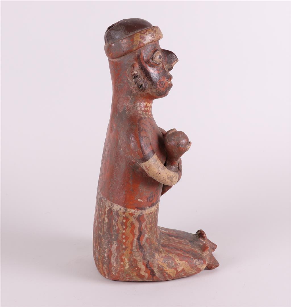 A (possibly) pre-Columbian figure in baked clay. - Image 2 of 6