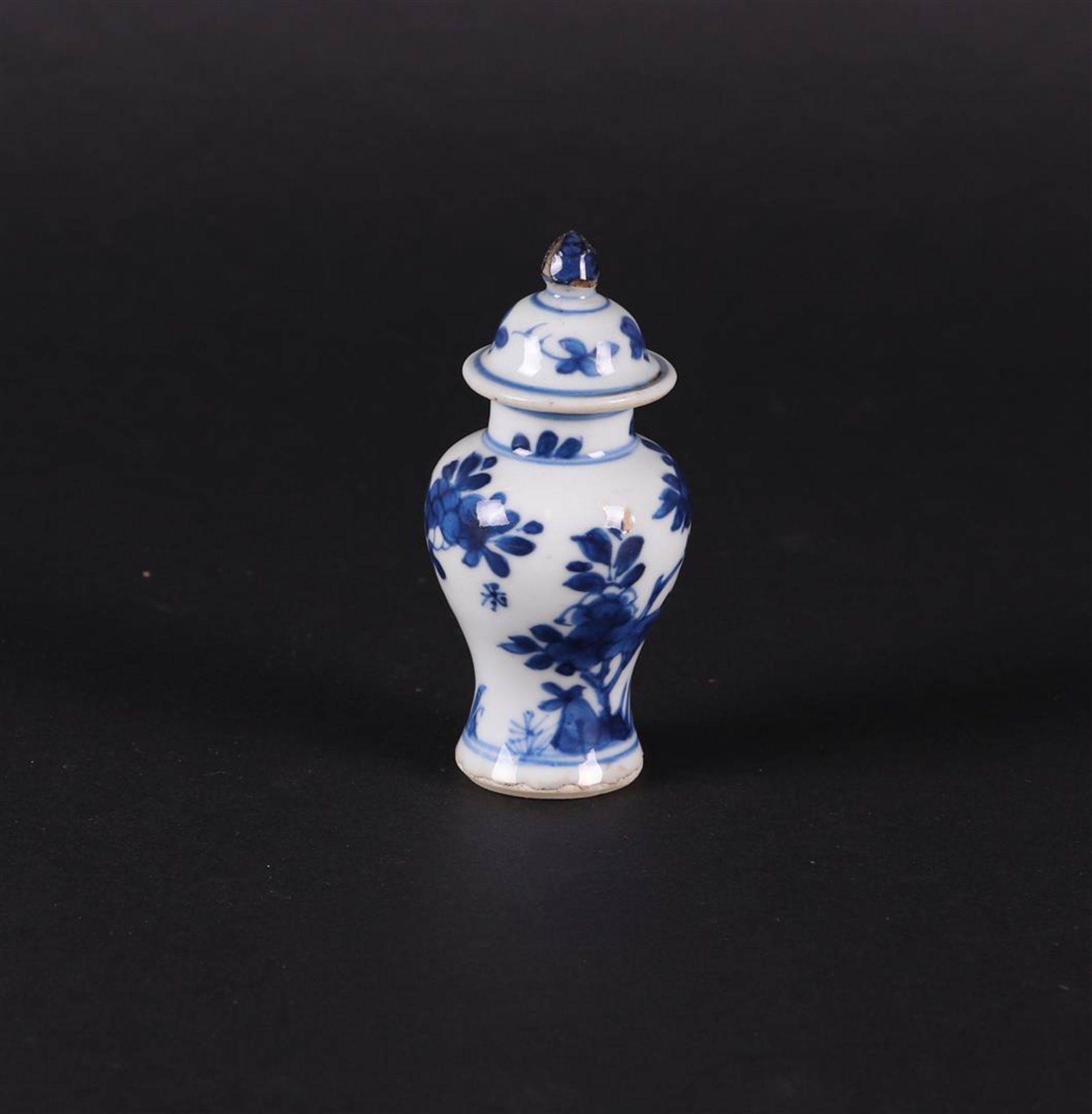 A porcelain baluster-shaped lidded vase with a rich floral decoration with insects in between. - Bild 2 aus 4