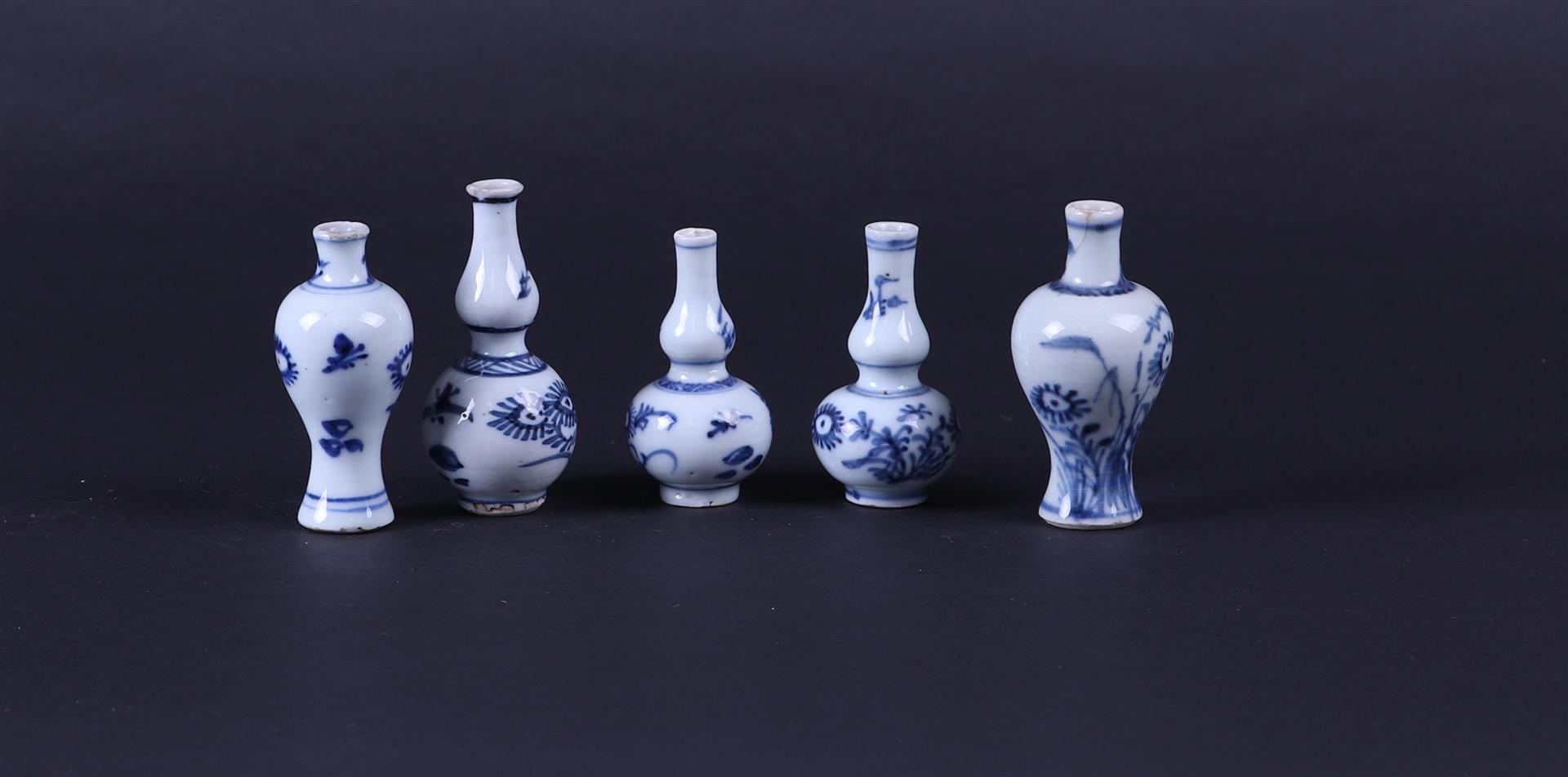 A lot  with (5)  porcelain miniature vases. China, Kanxi. - Bild 2 aus 3