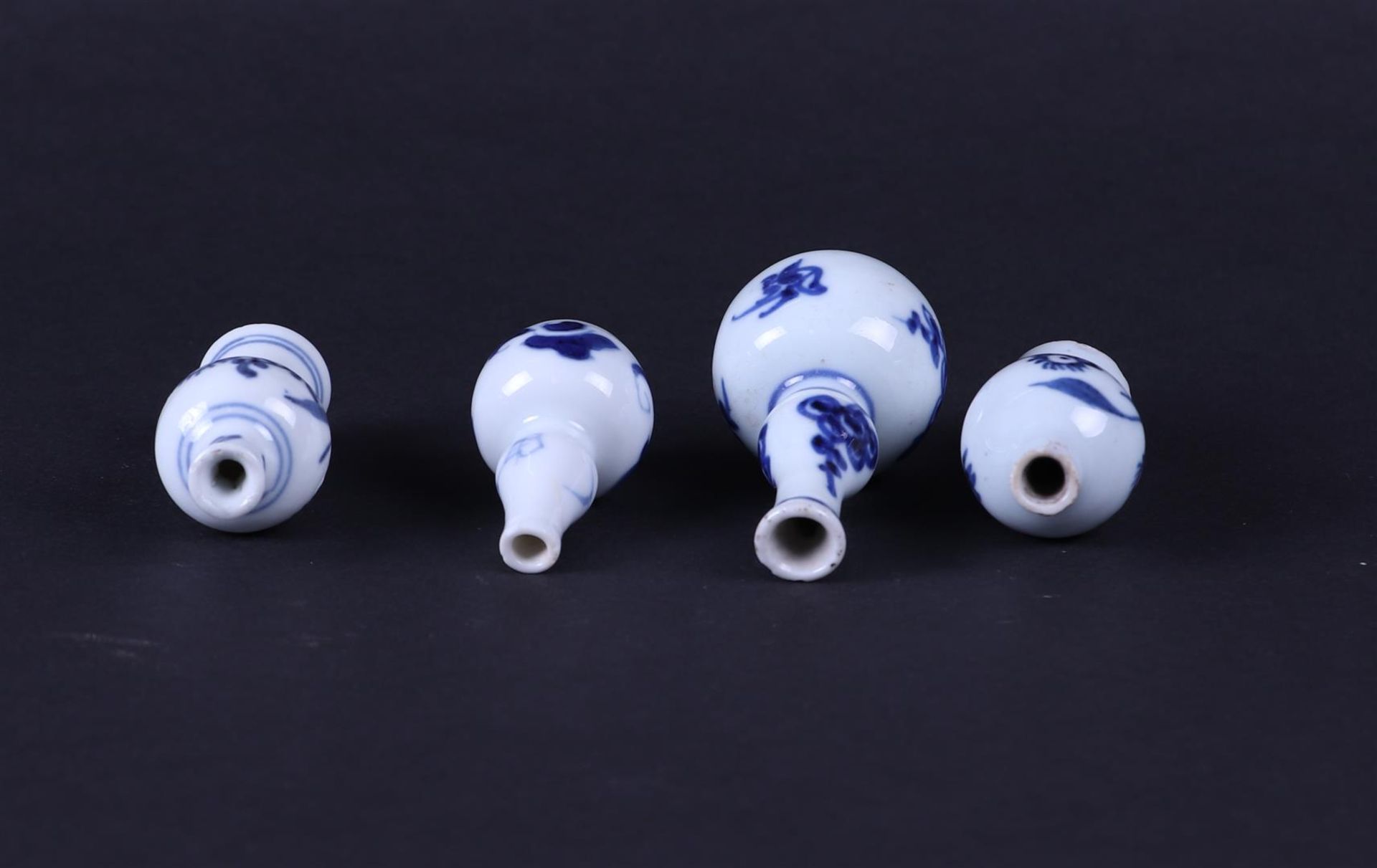 A lot of four porcelain miniature vases. China, Kangxi. - Bild 3 aus 3