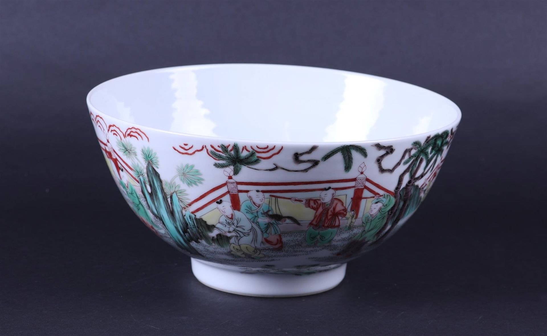 A porcelain Famile Verte bowl decorated with various figures. China, early 20th century. - Bild 5 aus 6