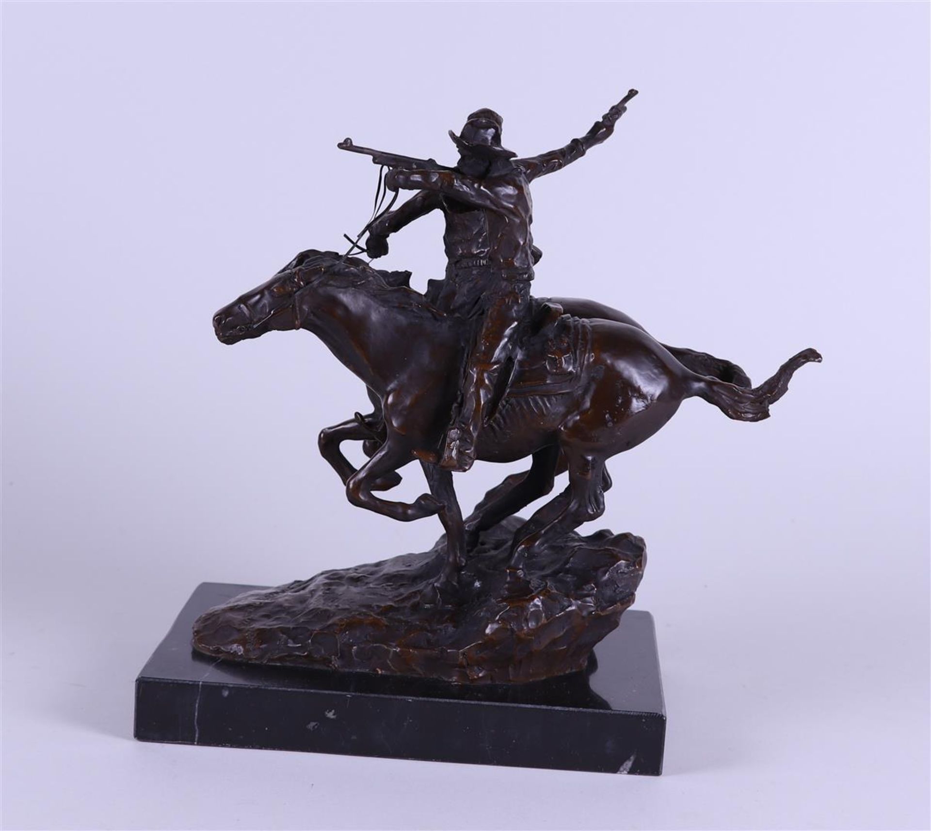 D'après Frédéric Remington, A bronze patinated sculpture of  cowboys on horseback, on a marble base - Image 3 of 6