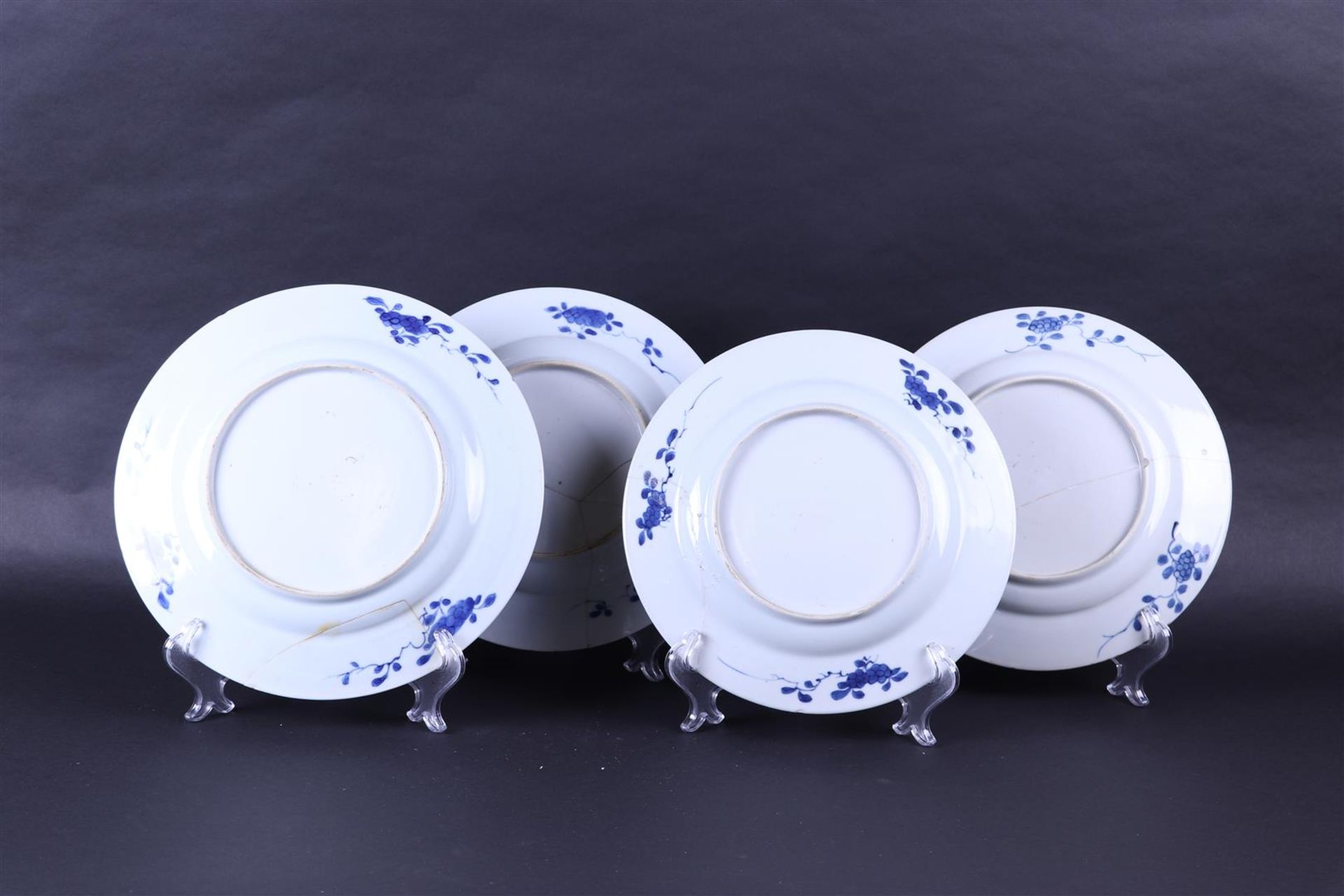 A lot of four porcelain plates decorated with a floral basket. China, Kanxi. - Bild 2 aus 2