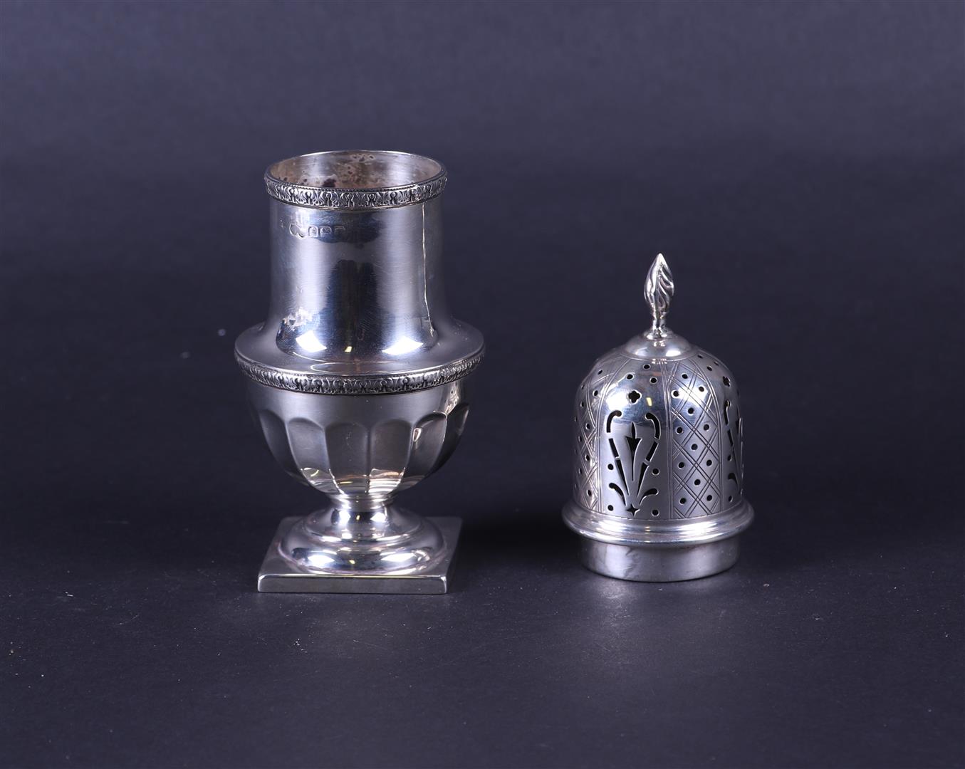 A 19th century silver caster, Sheffield. 153 gr. - Image 3 of 4
