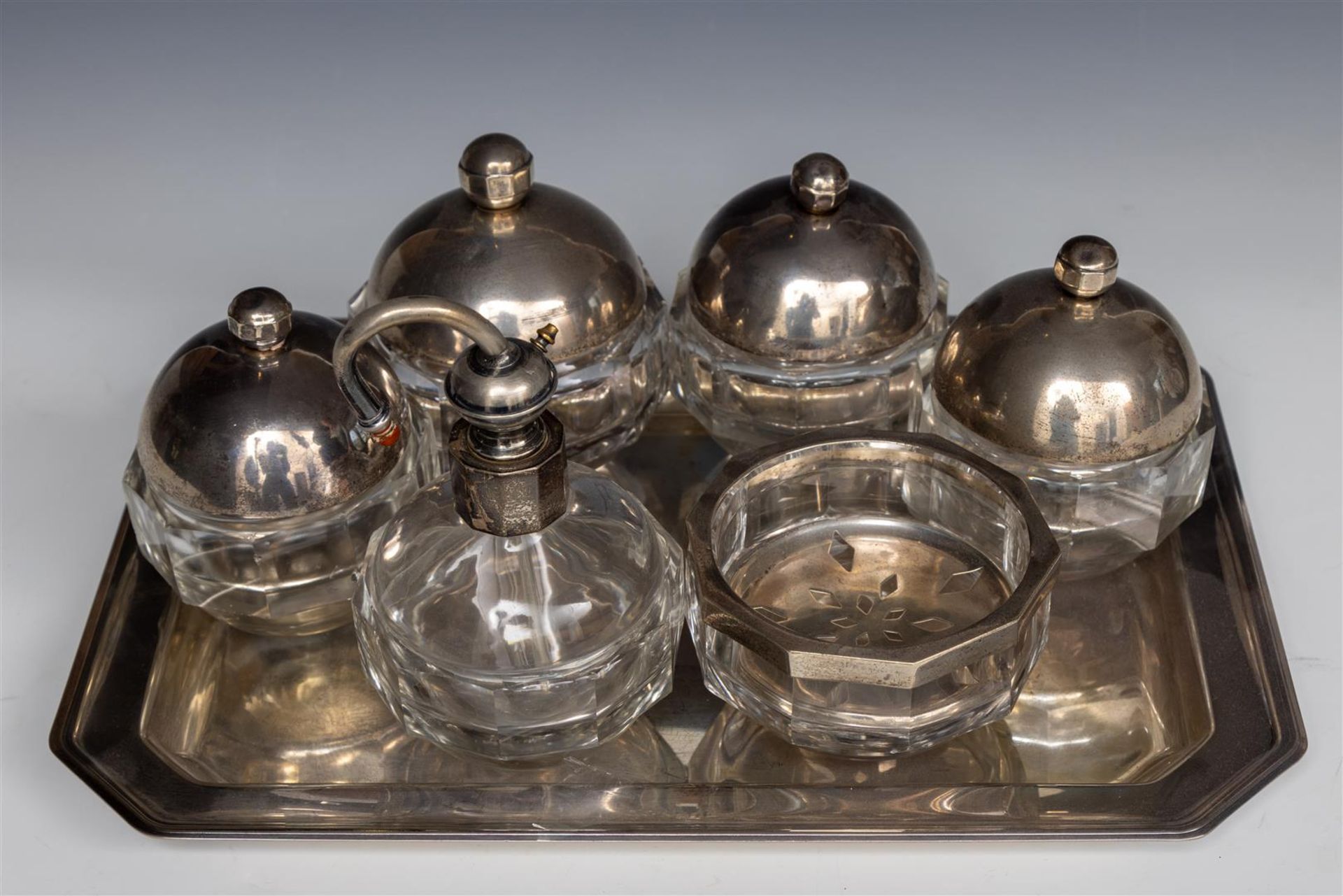 A lot consisting of various glass objects with silver lids on a silver tray. - Bild 2 aus 2