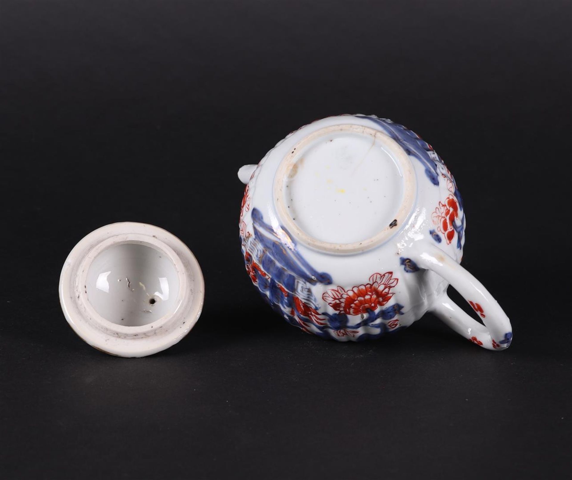 A porcelain Imari teapot ribbed model with floral decor. China, Qianlong. - Bild 4 aus 4