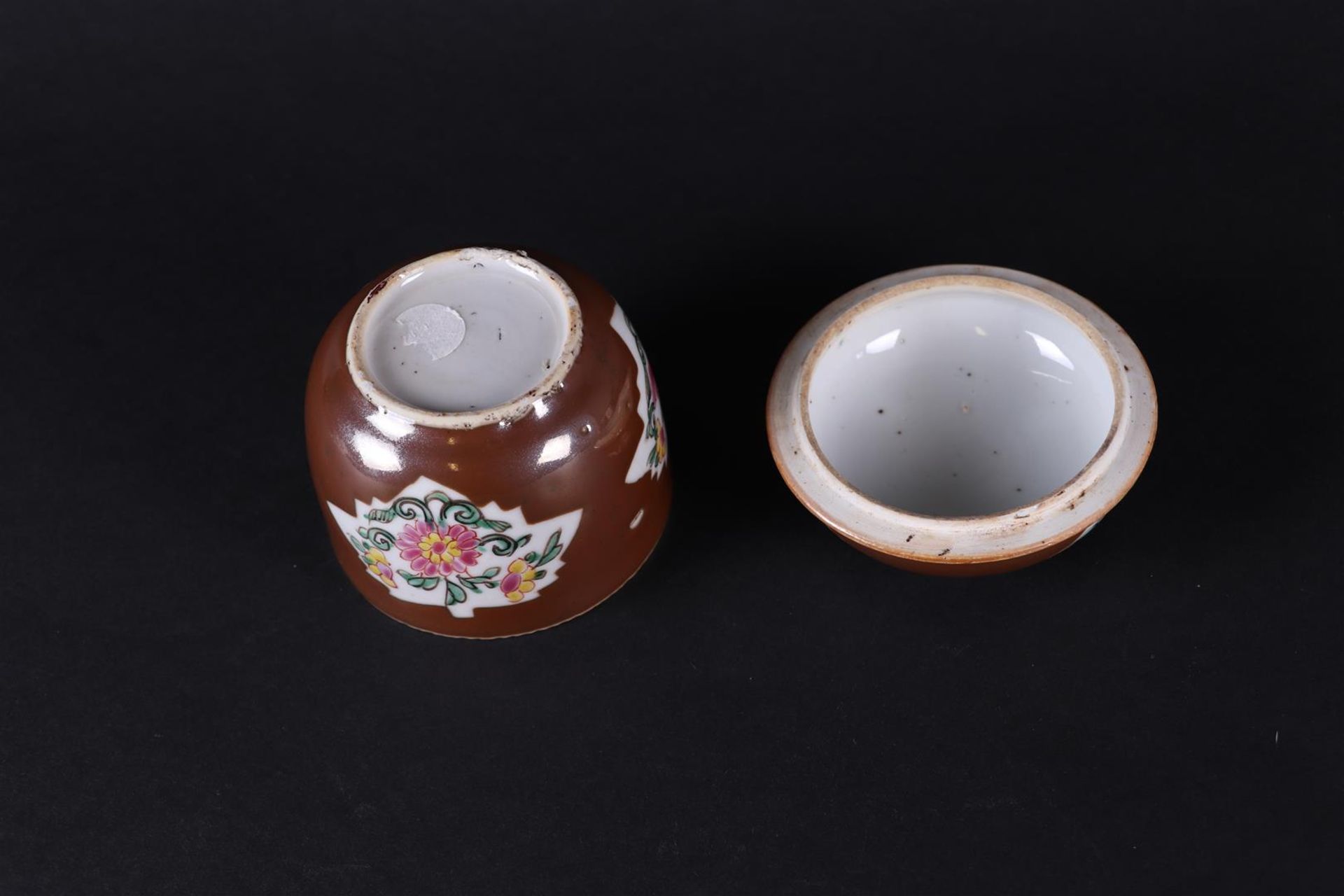 A porcelain Famille Rose sugar bowl with capuchin outside with leaf-shaped beds with floral decor - Bild 4 aus 4