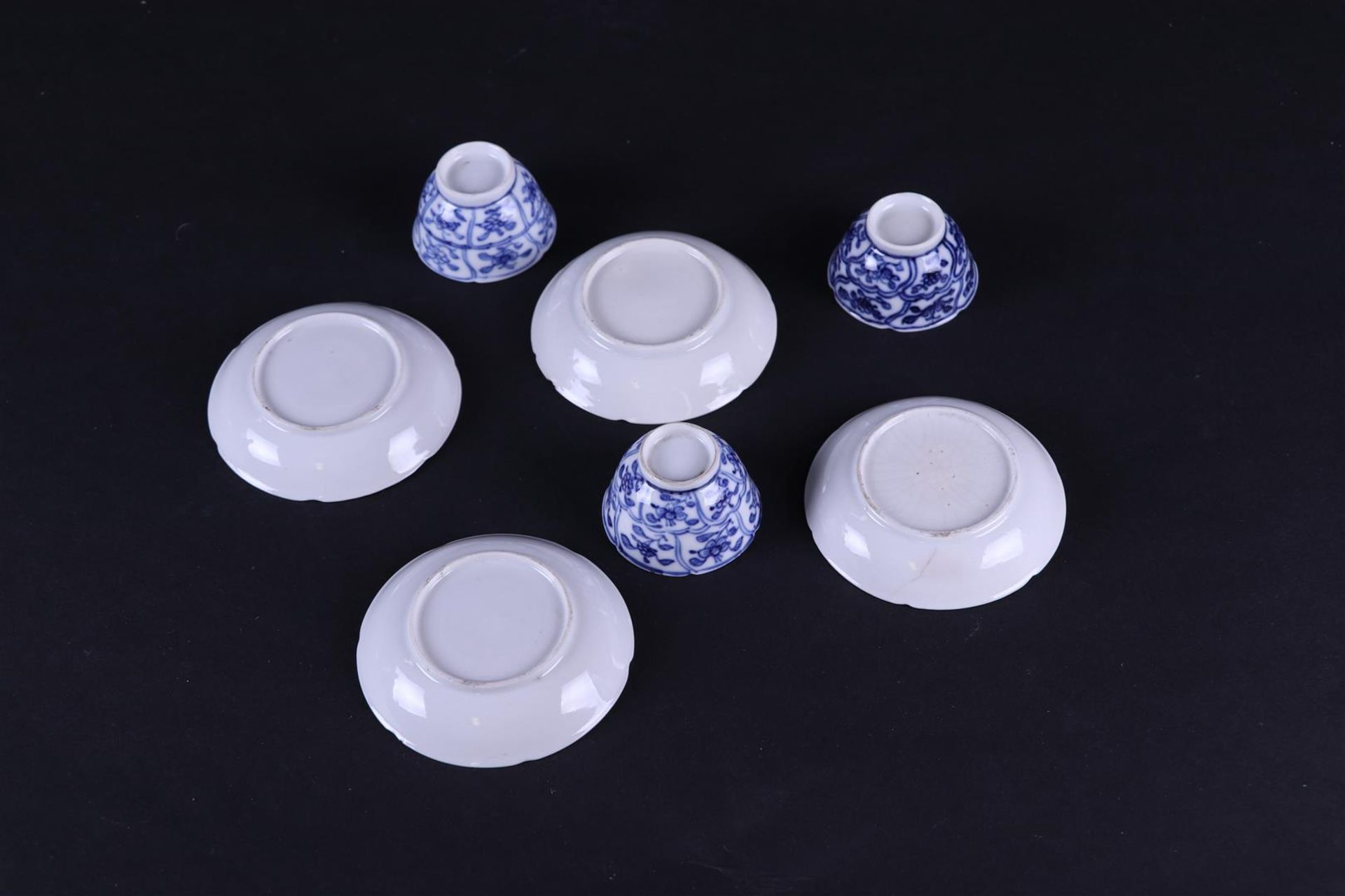 Three small model porcelain cups and four saucers with rich floral decoration in meandering beds.  - Bild 3 aus 3