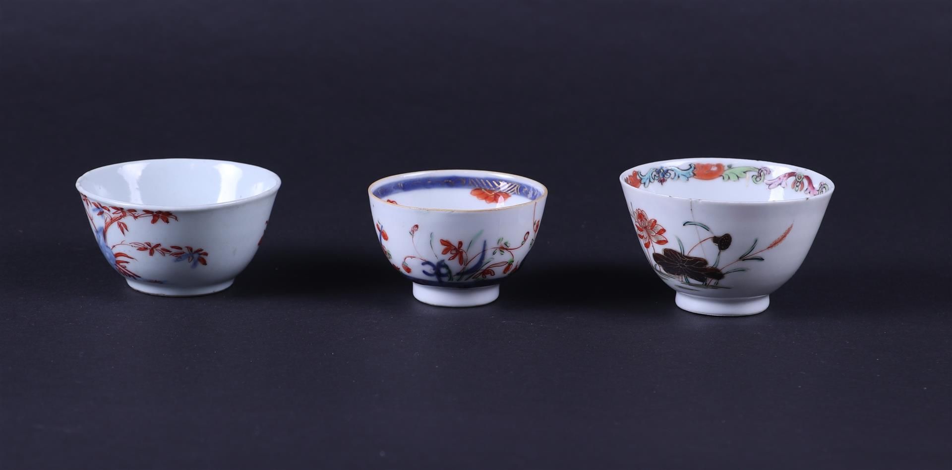 A lot  with three porcelain Famile Rose and Imari bowls. China, 18th century. - Bild 2 aus 4