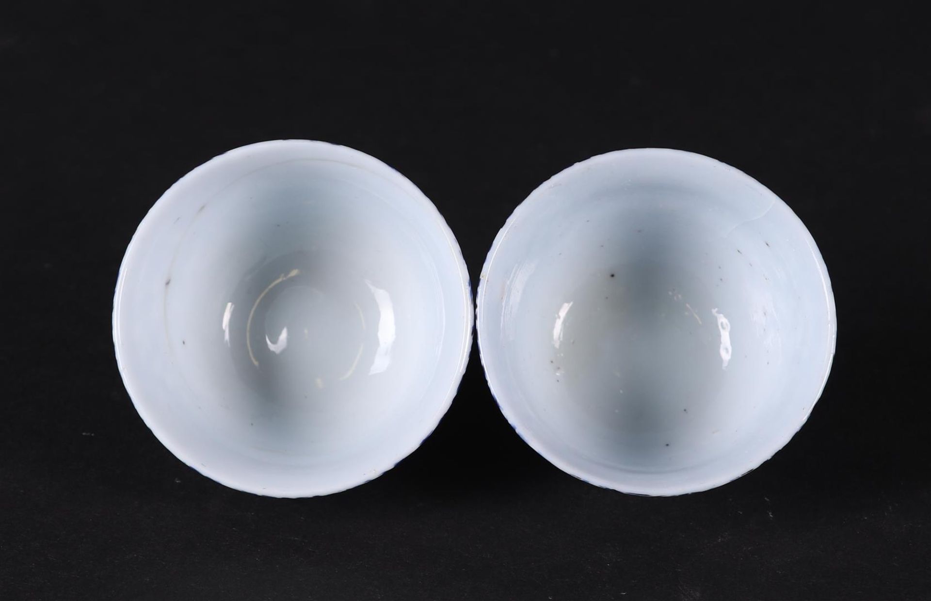 Two opaline glass bowls with blue stipple technique. 18th/19th century. - Bild 2 aus 3